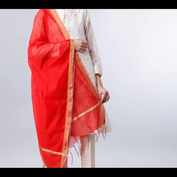Red solid duppata with golden tasselled border - Picture 5 of 5